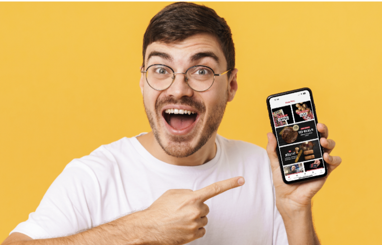 Mann zeigt begeistert auf sein Smartphone, auf dem die papperts App geöffnet ist.